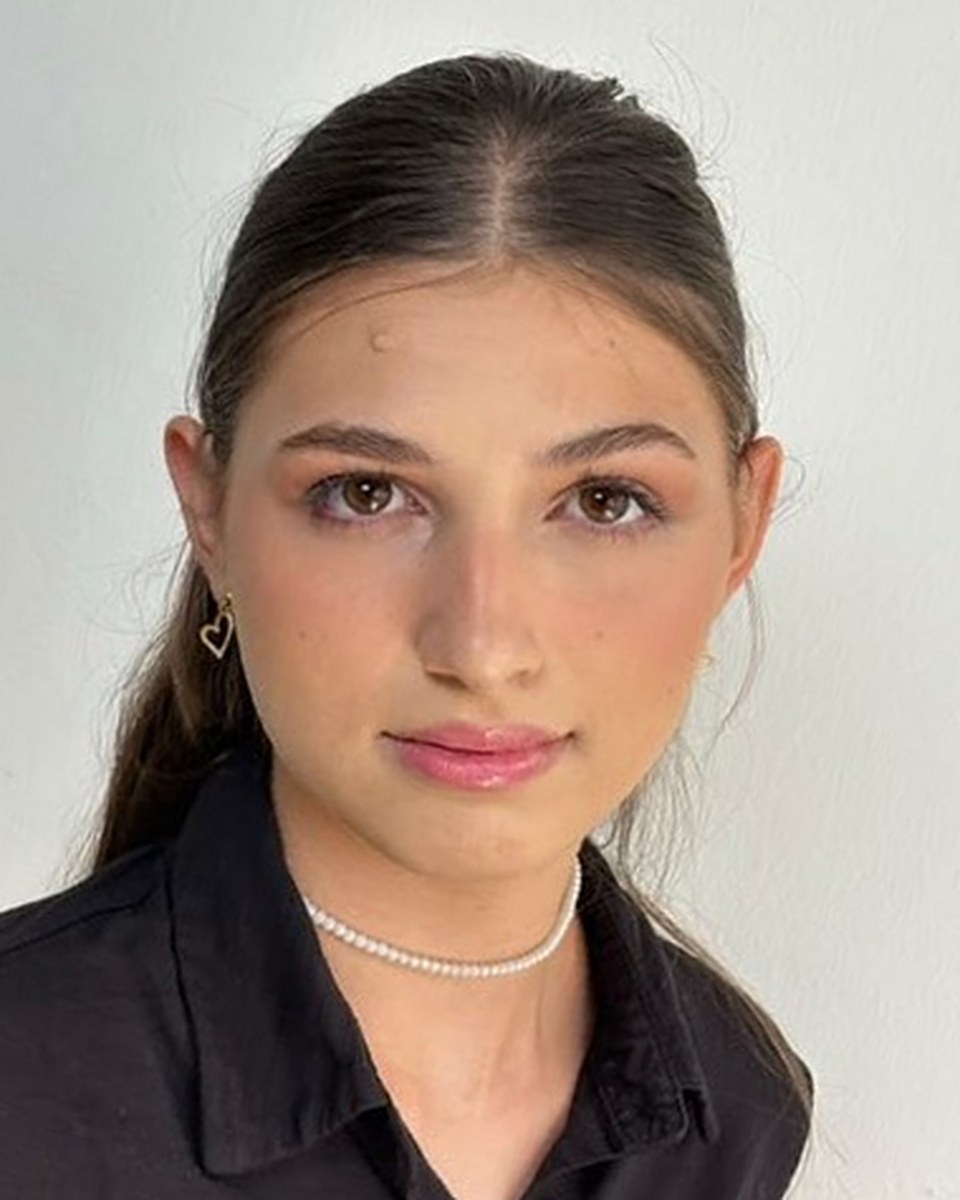 אחרי האיפור, עבודה 3