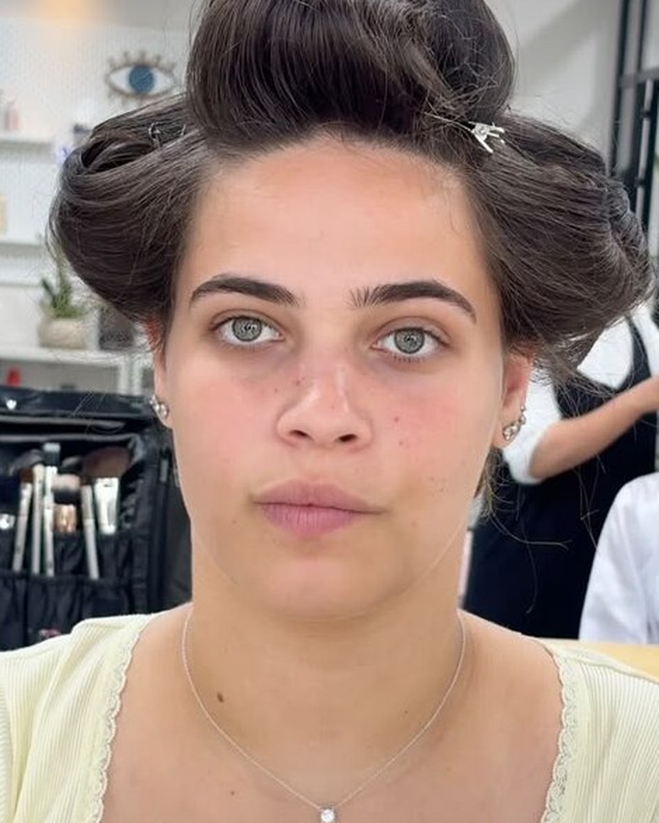 לפני האיפור, עבודה 1